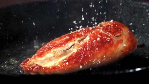 Superzeitlupe Wird Hühnerfleisch Einer Pfanne Gebraten Hochwertiges Fullhd Filmmaterial — Stockvideo