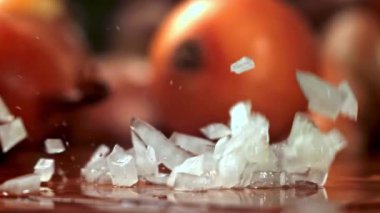 Süper yavaş çekimde dilimlenmiş soğan ıslak masaya düşer. Yüksek kaliteli FullHD görüntüler