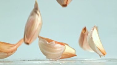 Süper yavaş çekimde sarımsak masaya düşer. Yüksek kaliteli FullHD görüntüler