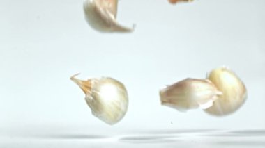 Süper yavaş çekimde sarımsak masaya düşer. Yüksek kaliteli FullHD görüntüler