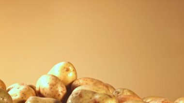 Süper yavaş çekim patatesleri yukarı uçar ve aşağı düşer. Yüksek kaliteli FullHD görüntüler