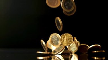 Süper yavaş çekimde Euro sikkeleri. Yüksek kaliteli FullHD görüntüler