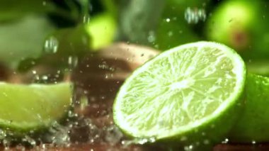 Süper yavaş çekimde taze limonlar. Yüksek kaliteli FullHD görüntüler