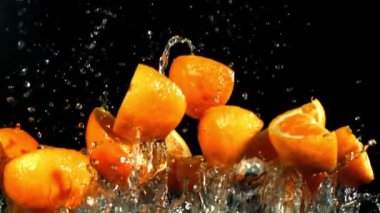 Süper yavaş çekimde portakal dilimleri düşer. Yüksek kaliteli FullHD görüntüler