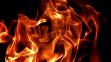 Siyah arka planda süper yavaş çekim alevleri. Yüksek kaliteli FullHD görüntüler