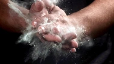 Süper yavaş çekim aşçı elleri un kaplı. Yüksek kaliteli FullHD görüntüler