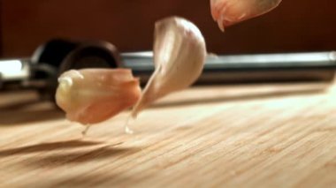 Süper yavaş çekimde sarımsak masaya düşer. Yüksek kaliteli FullHD görüntüler