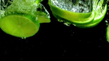 Süper yavaş çekimde taze limonlar. Yüksek kaliteli FullHD görüntüler
