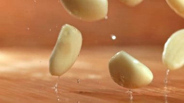 Süper yavaş çekimde sarımsak masaya düşer. Yüksek kaliteli FullHD görüntüler
