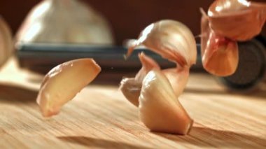 Süper yavaş çekimde sarımsak masaya düşer. Yüksek kaliteli FullHD görüntüler