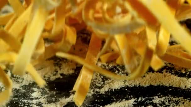 Super Zpomalené Těstoviny Padají Prkno Moukou Vysoce Kvalitní Fullhd Záběry — Stock video