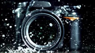 Kameraya çok yavaş akan su damlaları, lensler. Yüksek kaliteli FullHD görüntüler