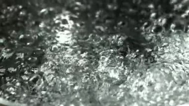 Kaynar suyla süper yavaş çekim tenceresi. Yüksek kaliteli FullHD görüntüler