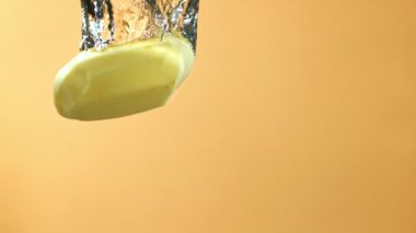 Süper yavaş çekimde soyulmuş patatesler suya düşer. Yüksek kaliteli FullHD görüntüler