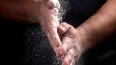 Süper yavaş çekim aşçı elleri un kaplı. Yüksek kaliteli FullHD görüntüler