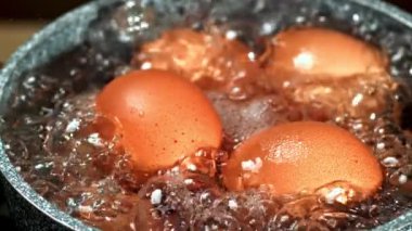 Süper yavaş çekim yumurtaları tencerede kaynatılır. Yüksek kaliteli FullHD görüntüler