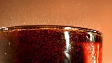 Süper yavaş çekim kola içeceği. Yüksek kaliteli FullHD görüntüler