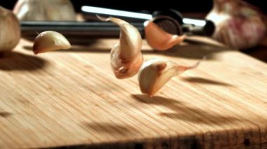 Süper yavaş çekimde sarımsak masaya düşer. Yüksek kaliteli FullHD görüntüler