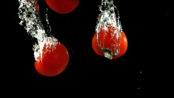 Superzeitlupe Tomaten Fallen Unter Wasser Hochwertiges Fullhd Filmmaterial — Stockvideo