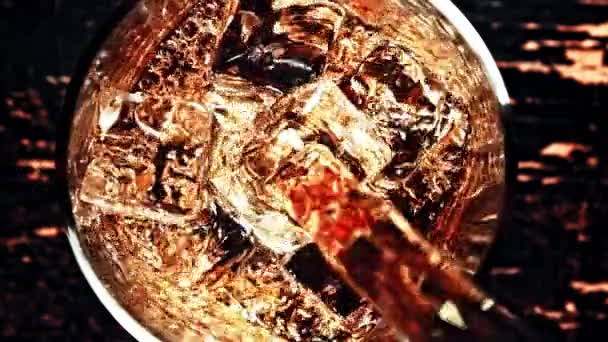 Superslow Motion Whisky Med Stänk Rinner Ett Glas Högkvalitativ Fullhd — Stockvideo