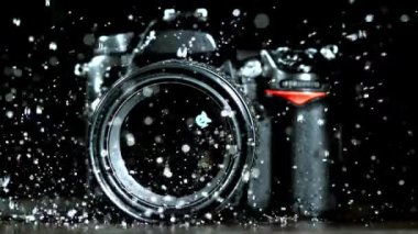 Kameraya çok yavaş akan su damlaları, lensler. Yüksek kaliteli FullHD görüntüler