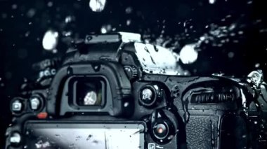 Kameraya çok yavaş akan su damlaları, lensler. Yüksek kaliteli FullHD görüntüler