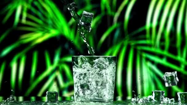 Super Slow Motion Water Giet Een Glas Met Luchtbellen Hoge — Stockvideo