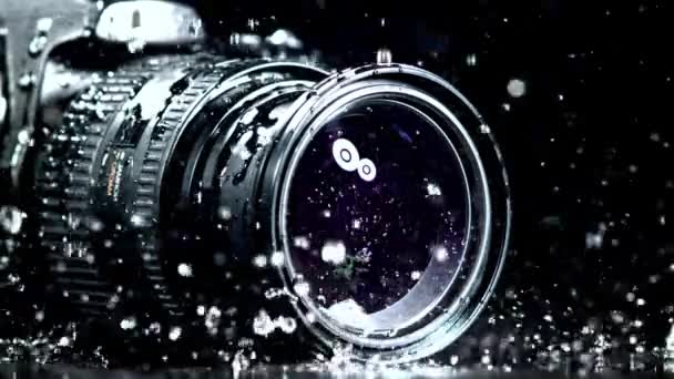 カメラ レンズに落下する水のスローモーション 高品質のフルHd映像 — ストック動画