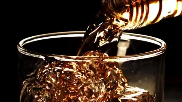 Whisky Super Slow Motion Con Spruzzi Sfocia Bicchiere Ghiaccio Filmati — Video Stock