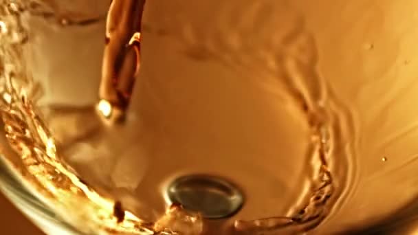 超级慢动作威士忌和飞溅的威士忌流进了一杯冰 优质Fullhd影片 — 图库视频影像