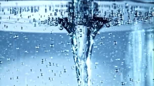 Super Funil Água Câmara Lenta Com Bolhas Debaixo Água Imagens — Vídeo de Stock