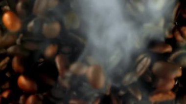 Süper yavaş çekimde çalışan bir öğütücüde kahve çekirdekleri. Yüksek kaliteli FullHD görüntüler