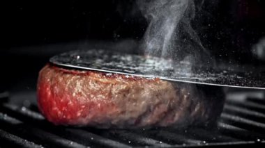 Çok yavaş çekimde kızartma tavasında kızartılmış hamburger. Yüksek kaliteli FullHD görüntüler