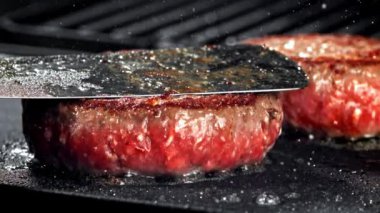 Çok yavaş çekimde kızartma tavasında kızartılmış hamburger. Yüksek kaliteli FullHD görüntüler