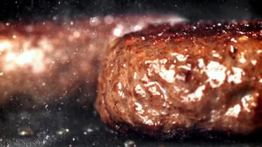 Çok yavaş çekimde kızartma tavasında kızartılmış hamburger. Yüksek kaliteli FullHD görüntüler