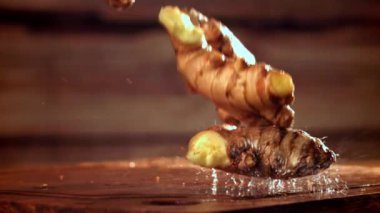 Süper yavaş çekimde taze zencefil. Yüksek kaliteli FullHD görüntüler