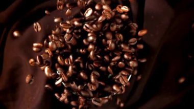 Süper yavaş çekimde çalışan bir öğütücüde kahve çekirdekleri. Yüksek kaliteli FullHD görüntüler