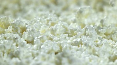 Süper yavaş çekimde süzme peynir. Yüksek kaliteli FullHD görüntüler