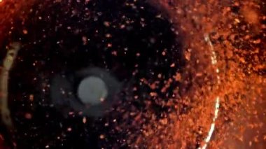 Süper yavaş çekimde çalışan bir öğütücüde kahve çekirdekleri. Yüksek kaliteli FullHD görüntüler