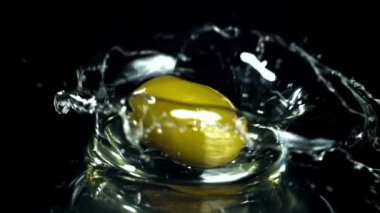 Süper yavaş çekimde taze zeytin. Yüksek kaliteli FullHD görüntüler