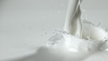Süper yavaş çekim taze süt. Yüksek kaliteli FullHD görüntüler