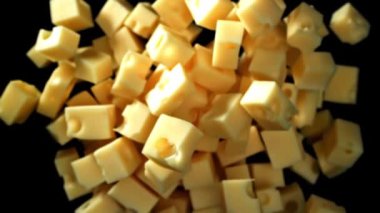 Peynirin süper yavaş çekim parçaları. Yüksek kaliteli FullHD görüntüler