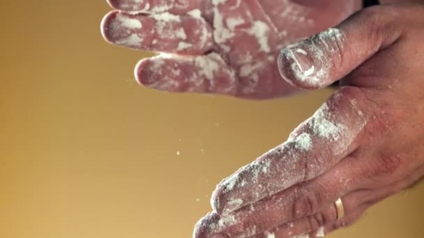 Σούπερ Αργή Κίνηση Μαγειρεύει Χέρια Στο Αλεύρι Υψηλής Ποιότητας Υλικό — Αρχείο Βίντεο