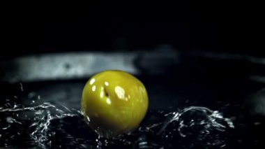 Süper yavaş çekimde taze zeytin. Yüksek kaliteli FullHD görüntüler