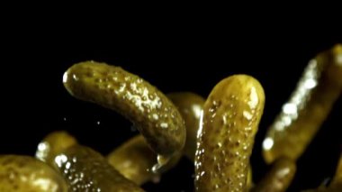 Süper yavaş çekimde salatalık turşusu. Yüksek kaliteli FullHD görüntüler