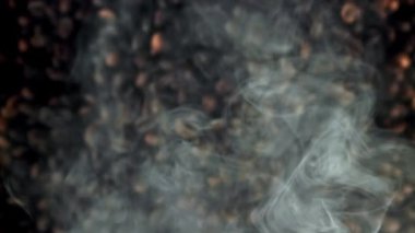 Süper yavaş çekimde kavrulmuş kahve çekirdekleri. Yüksek kaliteli FullHD görüntüler