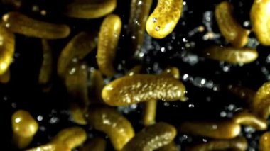 Süper yavaş çekimde salatalık turşusu. Yüksek kaliteli FullHD görüntüler