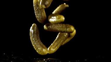 Süper yavaş çekimde salatalık turşusu. Yüksek kaliteli FullHD görüntüler