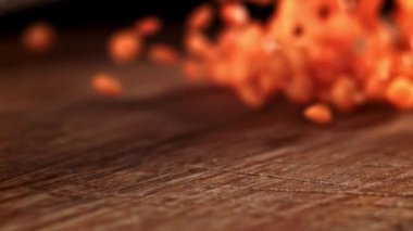 Süper yavaş çekim mercekleri düşüyor. Yüksek kaliteli FullHD görüntüler