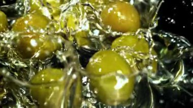 Süper yavaş çekimde taze zeytin. Yüksek kaliteli FullHD görüntüler